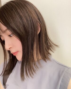 Mikako Komatsu Instagram - ちみっと髪切りました✂︎

って切ってからもう2週間経ってるけど！( ்▿்)のびてるわ

後頭部にね〜熱が篭るよねー…
私だけ？🤔

最近は、仕事も頑張りつつ、猫からも甘えられつつ、時に試練を乗り越えながらの毎日です。

鼻の調子も8割ほど戻ってきたかな…？(匂いは元に戻りました)

ちょっと前に、オンラインでみかしーとちかぺと瀬戸ちゃんと、マリパで遊びました笑

盛り上がった〜！
友達とゲームして遊ぶ！って実に小学生くらいから遊び方が変わってない感じが実に良き(๑′ᴗ‵๑)笑

またワイワイ遊ぼうねえ🤩

さてもう間も無く9月だね！
つまり夏休み…終わるね…！
みんなどんな夏を過ごしてますか〜？

今年はいつになくアイスを食べまくってる気がします。
ピノの紅茶味がうますぎるのよ。

今年も残り3ヶ月ちょい…！
無理しすぎず、体調に気をつけて乗り切りましょう〜💪💪

※追記
今年の残りまだ4ヶ月あったわ