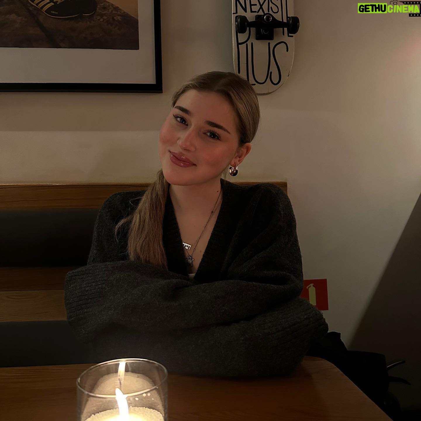 Mikella Abramova - 2.7K Likes - жду новый год….