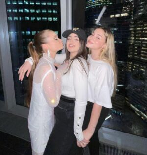 Mikella Abramova Instagram - С прошедшим, май лав @vilenaa_official ♥️♥️♥️!! 
So happy that we got to celebrate your 17th yesterday, да ещё и в замечательный компании:)