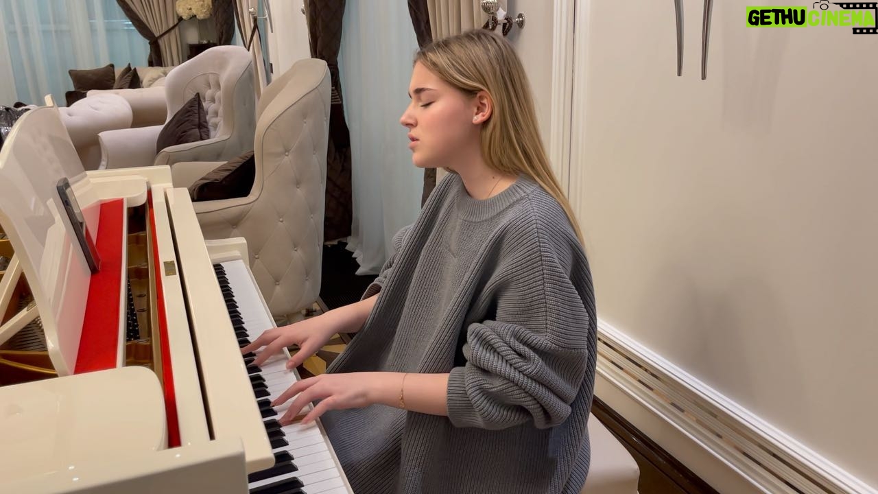 Mikella Abramova - 5.1K Likes - Хлопья летят наверх- Feduk
Ждала холод, чтобы сделать кавер на эту песню)🤍❄️
Отмечайте @fedukone в комментариях пожалуйста)))♥️
