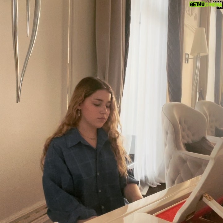 Mikella Abramova - 3.3K Likes - glimpse of us - @sushitrash
кавер для любимых♥️