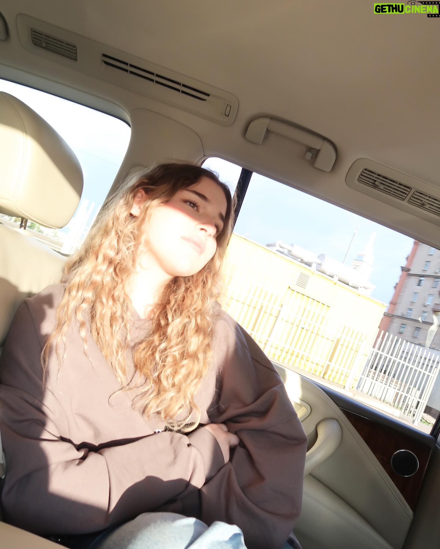 Mikella Abramova - 2.7K Likes - июль с любимыми людьми