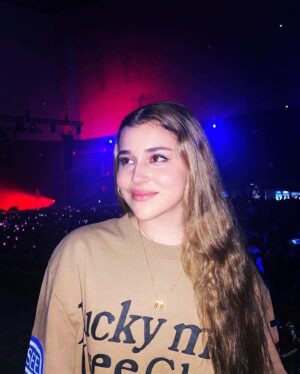 Mikella Abramova Instagram - Тысячи рук и голодных глаз💙