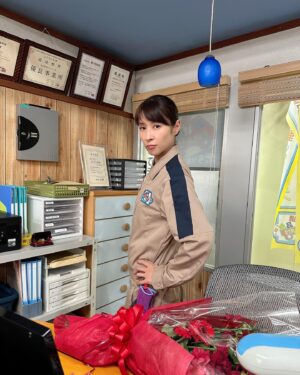 Miki Mizuno Instagram - ⠀
明日3/14（火）21:00〜
「星降る夜に」最終話の放送です！
最終話は拡大スペシャル！どうぞお楽しみに😊
⠀
#星降る夜に
#テレビ朝日
#社長っぽいポーズ #水野美紀 
⠀
【by staff】
