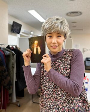 Miki Mizuno Instagram - ⠀
プロペラ犬｜ 僕だけが正常な世界
⠀
オススメ公演グッズ！
⠀
■パンフレット 3,500円
110ページ超！
持ち運びに便利なA5サイズ
⠀
［内容］
水野美紀 ご挨拶
あらすじ
人物相関図
キャストプロフィール
座談会①崎山つばさ×鳥越裕貴×水野美紀
座談会②安里勇哉×定本楓馬×宮下貴浩
ビジュアルページ など
⠀
是非チェックしてみてください！
⠀
#プロペラ犬 #僕だけが正常な世界
#水野美紀
⠀
【by staff】