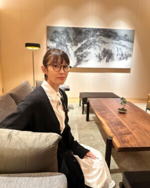 Miki Mizuno Instagram - ⠀
10/24（月）19:00〜
テレビ朝日系「帰れマンデー 見っけ隊!!」に出演します！
栃木県日光を舞台に、お寿司屋さんを探してひたすら歩きました🚶‍♀️🚶
吊り橋でも山道でも全力ダッシュする姿をお楽しみに☺️
⠀
#帰れマンデー #テレビ朝日
#お寿司屋さん
⠀
#水野美紀
#プロペラ犬 #僕だけが正常な世界
⠀
【by staff】