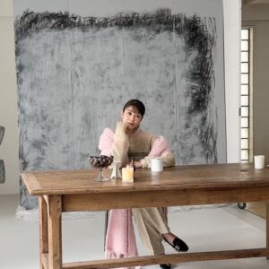 Miki Mizuno Instagram - ⠀
宝島社「GLOW」1月号 撮影風景です。
通常版と増刊号があります☺️
⠀
#GLOW #宝島社
#水野美紀 
⠀
【by staff】