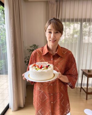 Miki Mizuno Instagram - ⠀
「水野美紀の映画生活（シネマライフ）」の収録現場でも皆さんにお祝いしていただきました！
⠀
いつも楽しく収録しています。
番組オリジナルのYouTubeも毎週金曜更新中です！
⠀
#水野美紀の映画生活 
#読売テレビ 
#福澤重文 さん #水野美紀
⠀
【by staff】