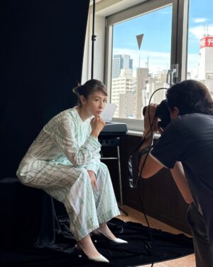Miki Mizuno Instagram - ⠀
本日発売のワニブックス「 act.」10月号に掲載されております。
［PLAY act.］のページで、演劇にまつわるお話をさせていただきました。
⠀
こちらはスチール撮影風景、素敵なお写真を撮っていただきました！
ぜひご覧ください☺️
⠀
#プラスアクト
#ケムリ研究室 #眠くなっちゃった
#水野美紀
⠀
【by staff】