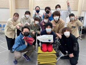 Miki Mizuno Instagram - ⠀
プロペラ犬 ｜ 僕だけが正常な世界
⠀
稽古真っ最中です！
毎日脳みそと身体をフルに使って、みんなで楽しくお稽古しています。
そして、お誕生日メンバーがたくさん！おめでとうございます☺️
⠀
チケットは残りわずかとなっております。
お早めのチェックをお願いします！
12月16日（金）〜12月25日（日）
東京芸術劇場 シアターウエストにて上演
⠀
#プロペラ犬 #僕だけが正常な世界
#崎山つばさ #鳥越裕貴 #安里勇哉 #定本楓馬
#浅野千鶴 #入手杏奈 #竹内真里
#江藤萌生 #西野優希 #猪俣利成 #武藤心平
#福澤重文 #宮下貴浩
#水野美紀 #ノゾエ征爾 
⠀
【by staff】