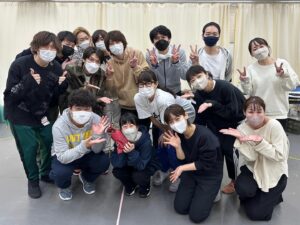 Miki Mizuno Instagram - ⠀
プロペラ犬 ｜ 僕だけが正常な世界
⠀
稽古真っ最中です！
毎日脳みそと身体をフルに使って、みんなで楽しくお稽古しています。
そして、お誕生日メンバーがたくさん！おめでとうございます☺️
⠀
チケットは残りわずかとなっております。
お早めのチェックをお願いします！
12月16日（金）〜12月25日（日）
東京芸術劇場 シアターウエストにて上演
⠀
#プロペラ犬 #僕だけが正常な世界
#崎山つばさ #鳥越裕貴 #安里勇哉 #定本楓馬
#浅野千鶴 #入手杏奈 #竹内真里
#江藤萌生 #西野優希 #猪俣利成 #武藤心平
#福澤重文 #宮下貴浩
#水野美紀 #ノゾエ征爾 
⠀
【by staff】