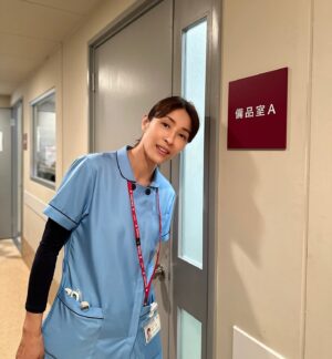 Miki Mizuno Instagram - ⠀
明日1/10（水）22:00〜
日本テレビ系ドラマ「となりのナースエイド」スタートです❗️
⠀
スタジオ撮影初日に📸
⠀
二転三転する病院ライフエンターテインメント、
どうぞお見逃しなく☺️
⠀
#となりのナースエイド
#水野美紀
⠀
【by staff】