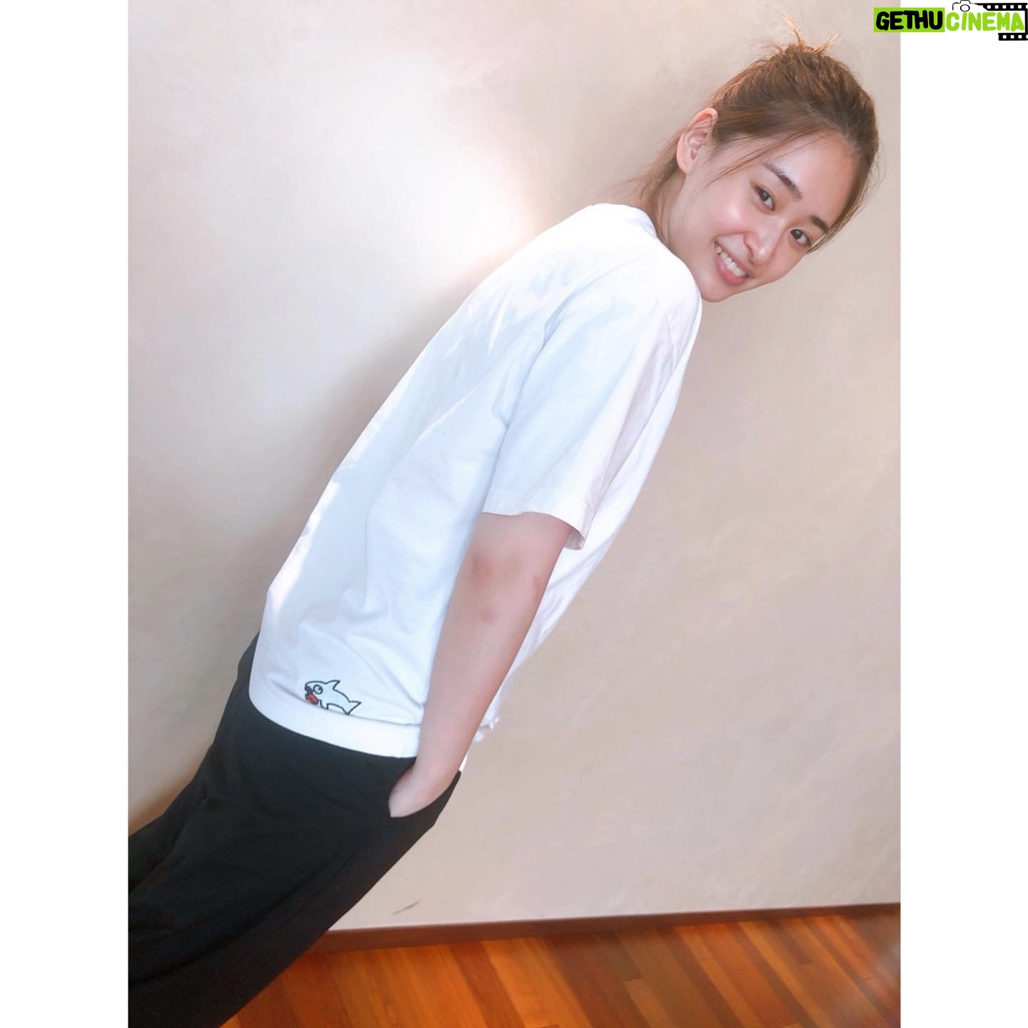 Miki Yanagi - 4.4K Likes - 久々の投稿になっちゃいました…
晴香ちゃんにあげる写真ないって言ったら沢山撮ってくれた!!!
サメTシャツが大活躍の季節ですなぁ🫶🏽
