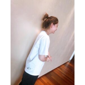 Miki Yanagi Instagram - 久々の投稿になっちゃいました…
晴香ちゃんにあげる写真ないって言ったら沢山撮ってくれた！！！

サメＴシャツが大活躍の季節ですなぁ🫶🏽