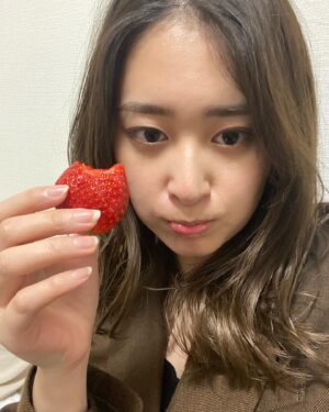Miki Yanagi Instagram - 私が広報大使を務める
愛知県大府市から苺をいただきました🍓

めっちゃ美味しい。
実は毎年実家に帰ったら大府の苺を食べるぐらい好きなのさ、大府市の苺。
本当にみんなも是非とも食べてみて欲しい

食べられる期間が5月上旬ごろまでなのでお試しあれ！！！

#大府市　#pr