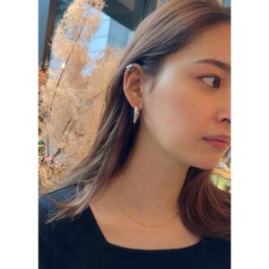 Miki Yanagi Instagram - ずっと欲しかったシンプルな存在感のあるネックレスが可愛すぎる件。🥺❤️
最近仲良くしてもらってるお友達がハンドメイドのショップをやってるんだけど、本当に全部可愛い好き。

にしてもこのネックレスめっちゃ華奢に見える可愛い…🥺🥺🥺
お揃いにする？

@no.25accessory 

素敵な物をありがとうございます😩❤️‍🔥