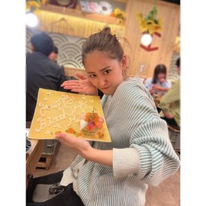 Miki Yanagi Instagram - 皆さん…お久しぶりです…
生きてます…🙇🏽‍♀️

最近は誕生日1か月も過ぎたのにわざわざお祝いしてくれる素敵ガール達に会いました
良い友達を持ちました🫰🏽🫰🏽