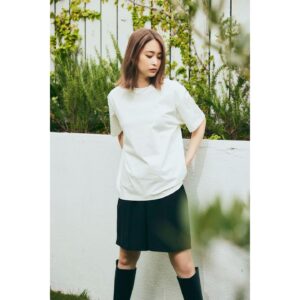 Miki Yanagi Instagram - .
本日より @econo_me_p2c さんとのコラボ商品が受注開始です！

『オーガニックコットンTシャツ』にはいつかのインスタライブで書いたあのサメの刺繍がさりげなくいます…
ちょっと恥ずかしいよって方でも着ていただけるさりげなさです！！
サイズがM、Lの展開で少しオーバーサイズになっているので男性女性どちらでも着ていただけるかと思います☺️

『スラックスパンツ』はすごくストレッチが効いた素材なのですごく楽ですし、長時間履いていても疲れずらいかと思います☻
こちらも、S、Mとサイズがありますので男性女性問わず履いていただけると思いますっ！

URLはストーリーに掲載しますので是非☻☻
私とお揃いにしましょう〜？