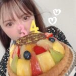 Miki Kawanishi Instagram - ちょっと前になるけど また一つlevel upしたよぉおおお 3枚目ツッコミどころ多すぎるけど 私はこの中に居ません。笑 34は好きなことだけする 心身ともに健康を目指す キツい性格治す（30代の目標） クリエイティブに生きる みんなに喜んでもらえるコスメ、カラコンを作る いつもありがとうございます💐