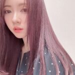 Miki Kawanishi Instagram - カラーしてきたぁあぁ！！！！！ 今回もアッシュバイオレット💜 ブリーチしてから髪の傷みが気になるので エイトザタラソの美容液オイル使ってる🫧 このブランドさん、元々ミルクバームが すごい使いやすくて好きだったんだけど これも香りも強すぎないし爽やかで良かった！ 🥺 このオイルは話題の美容液ヘアケアで 保湿を超えた高い保水効果を実現しているらしく 付けるとぷるん髪へ導いてくれて好き🤍 ベタつかないで、スーっと髪に浸透するかんじで 艶を与えてくれて、毛先までまとまりが出るから 私は髪の毛巻く前とか、アイロンかける前にオイルを半プッシュ手に取って髪に付けてから熱加えるようにしてます🙆‍♀️ あと、髪の水分・油分を補い保ってくれるから 枕の摩擦から髪守る的な感じで寝る前にも付けるようにしてるよ🧚🏻‍♀️ 私みたいにブリーチして乾燥とかゴワつき気になる！って方とか、今の時期だと湿気による広がりとか紫外線ダメージ気になるって方や 簡単にサロン級ヘアケアしたい！って方にオススメ♡ いろんな髪の悩みにアプローチしてくれるマルチオイルなので 家のヘアケアコーナーに１つあると嬉しいアイテムです🧡 このブランドシリーズのコンセプトが “タラソ幹細胞成分※でぷるん髪。”という スキンケア発想のヘアケアブランドなので 髪のスキンケア的なかんじで使ってます🫶 ※リンゴ果実培養細胞エキス、ラミナリアオクロロイカエキス(保湿) 今までオイルってあまり付けなかったけど これからの時期紫外線とか怖いから毎日付けよ〜！ #PR #エイトザタラソ #ヘアケア #ヘアオイル #ヘアカラーはいつもアッシュバイオレット @eightthethalasso_official