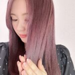 Miki Kawanishi Instagram - カラーしてきたぁあぁ！！！！！ 今回もアッシュバイオレット💜 ブリーチしてから髪の傷みが気になるので エイトザタラソの美容液オイル使ってる🫧 このブランドさん、元々ミルクバームが すごい使いやすくて好きだったんだけど これも香りも強すぎないし爽やかで良かった！ 🥺 このオイルは話題の美容液ヘアケアで 保湿を超えた高い保水効果を実現しているらしく 付けるとぷるん髪へ導いてくれて好き🤍 ベタつかないで、スーっと髪に浸透するかんじで 艶を与えてくれて、毛先までまとまりが出るから 私は髪の毛巻く前とか、アイロンかける前にオイルを半プッシュ手に取って髪に付けてから熱加えるようにしてます🙆‍♀️ あと、髪の水分・油分を補い保ってくれるから 枕の摩擦から髪守る的な感じで寝る前にも付けるようにしてるよ🧚🏻‍♀️ 私みたいにブリーチして乾燥とかゴワつき気になる！って方とか、今の時期だと湿気による広がりとか紫外線ダメージ気になるって方や 簡単にサロン級ヘアケアしたい！って方にオススメ♡ いろんな髪の悩みにアプローチしてくれるマルチオイルなので 家のヘアケアコーナーに１つあると嬉しいアイテムです🧡 このブランドシリーズのコンセプトが “タラソ幹細胞成分※でぷるん髪。”という スキンケア発想のヘアケアブランドなので 髪のスキンケア的なかんじで使ってます🫶 ※リンゴ果実培養細胞エキス、ラミナリアオクロロイカエキス(保湿) 今までオイルってあまり付けなかったけど これからの時期紫外線とか怖いから毎日付けよ〜！ #PR #エイトザタラソ #ヘアケア #ヘアオイル #ヘアカラーはいつもアッシュバイオレット @eightthethalasso_official