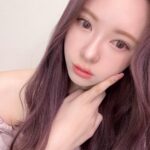 Miki Kawanishi Instagram - メガ割みんな何買った？💭 今年入ってからレチノール（整肌成分）にハマってて 最近はイニスフリーのレチノール シカ リペア セラム を毎晩使ってる😽🤍 これは保湿成分のシカも入ってるから使いやすい所が好きです🤍 7月にパケがリニューアルしたんだけど 四角い容器で覚えてる人多いと思うから 売り場で旧パケのやつない‼️売り切れ⁉️ ってならないように気をつけてね🥹 あと、新作のレチノール シカ ディフェンス クリーム は初めて使ったんだけど、クリームって名前なのに サラッとしたテクスチャーで、みずみずしくて ペタつかないから使いやすいかった！✨ 最近夜はWレチ使いしています🫧 Qoo10のメガ割で買うと最大30%OFFで お得になるので急っっっげ〜〜〜〜！！ メガ割期間は~9/12（火）まで🏃‍♀️💨 イニスフリー公式サイトで買うと 限定の特典が付いてくるよ❣ #PR #innisfree #朝ビタ夜レチ #レチシカ #イニビタ #ビタC