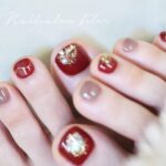 Miki Kawanishi Instagram - 🐾❤️ 久々フットネイルは 冬っぽい赤カラーと落ち着いたグレージュ🩶 いつもありがとうございます😽💕 @nailsalon_filer #ネイル #ジェル #ジェルネイル #ネイルデザイン #nail #nailart #jellnail #みきぽんネイル #フットネイル #冬ネイル #赤ネイル