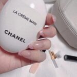 Miki Kawanishi Instagram - 🤍🤍🤍 バック入ってると気分上がる子達✌️ @chanel.beauty Thank you♡ #CHANEL #CHANELMAKEUP #夏なのに手の乾燥激しい #なんで #ネイルオイル必須