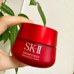 Miki Kawanishi Instagram - 🤍🌿 最近スキンケア頑張ってる✊ この間SK-IIの勉強会みたいなのに行ったんだけど エイジングの火種※というものについての話がとても 興味深かった…🤔 動画でも話したけど 人って毎日メイクしたり、表情筋使ったりして その積み重ねが今なわけで スキンケアも積み重ねだよな。と思って 心が荒んでるときでも優しくスキンケアしよ と改めて思いました…🥺 SK-IIの新エイジングシリーズから出た スキンパワー アドバンスト クリームが エイジングの火種にアプローチして くれるらしいので、これを使って お肌労ってあげてます🫧 テクスチャーが２つあって どっちもテクスチャーサラっとしていて クリーム苦手な人でも使いやすい感じ✨ でも、スキンパワー アドバンスト エアリークリームは 更にサラッとしてる感じで今の時期に 凄く使いやすい印象だった😽🤍 クリーム苦手な私がメイク前に使っても メイクに響かない感じがすきでした♡ #PR #SKII #スキンパワーアドバンストクリーム #目指せミナちゃん肌 #エイジングの火種怖すぎ ※エイジングの火種＝ハリの低下、乾燥による小じわ、キメの乱れ、毛穴の目立ちを引き起こす乾燥状態