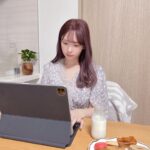 Miki Kawanishi Instagram - muiceの新作の作業中〜！！ 最近の作業のお供はクッキー達🍪🤎 クッキー食べてると無性に牛乳飲みたくなるので おいしい雪印メグミルク牛乳も一緒に飲んでます🥛 クッキーと相性良すぎてがぶ飲みしちゃう（やめて？） 地域の牛乳販売店から定期宅配できるらしい！ お子さんいて買いに行けないっ！て方とか定期宅配良さそう🤔 写真に載っている商品は おいしい雪印メグミルク牛乳 180ml 恵 megumi ガセリ菌SP株ヨーグルト 宅配専用 70g 恵 megumi ガセリ菌SP株ヨーグルト ドリンクタイプ 宅配専用 100g MBPⓇカルパワー 180ml あと今、HIKAKINさんとSEIKINさんの コラボキャンペーンしていて、サンプル請求すると 先着15,000名様に「オリジナルステッカー」プレゼントしてくれるらしい！！‌ そして期間内に対象商品の宅配をスタートした方 先着10,000名様には「オリジナルエコバッグ」プレゼント🐄🥛 ‌ HIKAKINさん＆SEIKINさんコラボキャンペーン特設サイト https://takuhai-start.com/ ※応募期間： 2023年7月31日(月)まで #PR #雪印メグミルク
