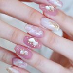 Miki Kawanishi Instagram - はい！はい！はい！！！ 今回も可愛でーーーーす💅❤️‍🔥 セルフで大理石した時泣きそうになるくらい時間かかったし、難しさがわかるからこそ改めてネイリストさん尊敬します 繊細で煌びやかでうっとり( ᷇ᵕ ᷆ )💕 いつもありがとうございます🤍 @nailsalon_filer #ネイル #大理石ネイル #ジェル #ジェルネイル #ネイルデザイン #みきぽんネイル #ピンクネイル