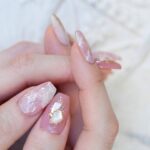 Miki Kawanishi Instagram - はい！はい！はい！！！ 今回も可愛でーーーーす💅❤️‍🔥 セルフで大理石した時泣きそうになるくらい時間かかったし、難しさがわかるからこそ改めてネイリストさん尊敬します 繊細で煌びやかでうっとり( ᷇ᵕ ᷆ )💕 いつもありがとうございます🤍 @nailsalon_filer #ネイル #大理石ネイル #ジェル #ジェルネイル #ネイルデザイン #みきぽんネイル #ピンクネイル