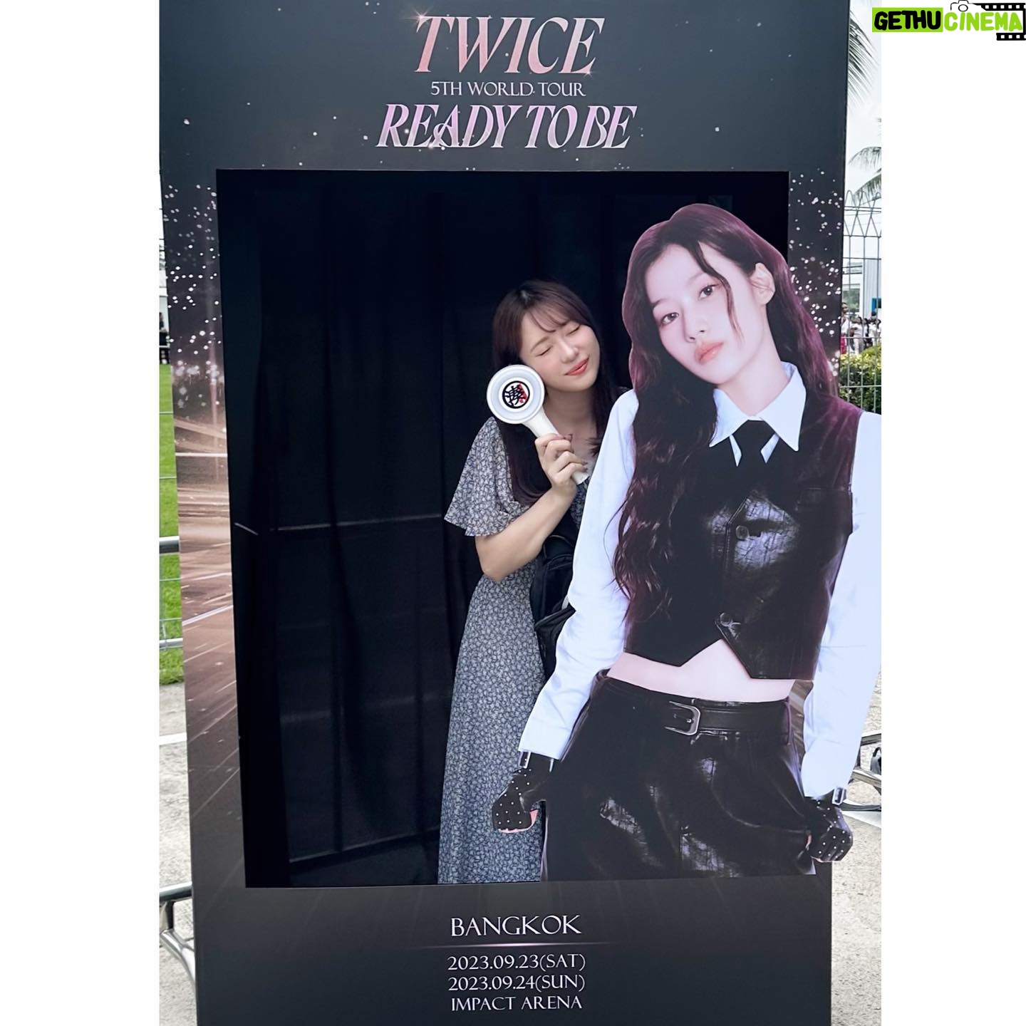 Miki Kawanishi Instagram - タイ公演行ってきたー!✈️🇹🇭 行く前からみんなに 暑いよ、大丈夫? って言われてすごい怯えてたんだけど 行ったら楽しかった😭❤️🔥 確かに暑かったけど ギャツビー×扇風機で乗り切った 首前後ギャツビーまじでいいよ ミナマネーくれた方ありがとうございました🥺 タイのセブン大好きになった とびこおにぎり美味しかった CoCo壱あってテンション上がった パッタイにライムかけたら美味しかた トムヤムクンパクチー強すぎて泣いた ココナッツジュースサトウキビの味 ご飯の話しかしてねえ! TWICEちゃんタイに連れてってくれて ありがとう🥺🫶本当楽しかった!! #タイ人みんな良い人 #タイまで1人で行ったけど空港着いたらすぐマーキュリー居た #謎の安心感
