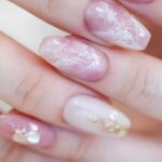 Miki Kawanishi Instagram - はい！はい！はい！！！ 今回も可愛でーーーーす💅❤️‍🔥 セルフで大理石した時泣きそうになるくらい時間かかったし、難しさがわかるからこそ改めてネイリストさん尊敬します 繊細で煌びやかでうっとり( ᷇ᵕ ᷆ )💕 いつもありがとうございます🤍 @nailsalon_filer #ネイル #大理石ネイル #ジェル #ジェルネイル #ネイルデザイン #みきぽんネイル #ピンクネイル
