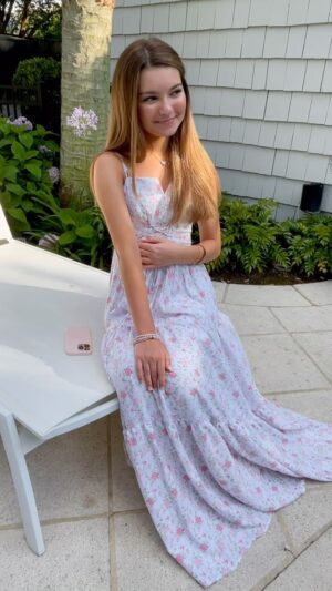 Mila Harris Instagram - 💖🫶🏻When life is moving too fast ⏳🌤️

#life #fast #motion #slowdown #live #love #learn #care #actor #storyteller #naturelover #dreams #milaharris