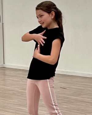 Mila Harris Instagram - 💃🏻”Fall seven times and stand up eight” - Japanese Proverb 💪🏻 Words to live by from my great Japanese ancestors 🇯🇵❤️🇺🇸 #motivationmonday #japanesegirl #heritage #wisdom #courage #strength #endurance #keepgoing #yougotthis #actorslife #choreography #film #comingsoon #great #things #happening 🤗🤩