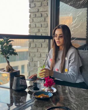 Mila Kalađurđević Instagram - Bir anda çocuk oldum
Saklandı kederlerim
Yumdum gözlerimi
Sana açtım kendimi
Ah ah muhtemelen aşk. 

#lifeisbeautiful