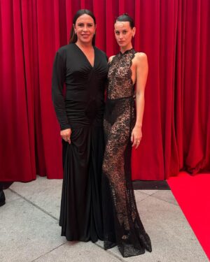 Milena Smit Instagram - Enhorabuena a todxs los premiadxs anoche y gracias @elle_spain y @benedettaelle por ofrecer un espacio seguro donde apoyarnos y admirarnos✨
Querida @aitanax no puedo estar más orgullosa de ti, gracias por tus palabras y por darnos voz a muchas de nosotras. Fue un placer acompañaros y veros brillar como nunca 🫂 @susansarandon @claaragalle 
@isabelmarant @tamara_falco @karsiagascon
@ellenvonunwerth @philippineleroybeaulieu
@arizona_muse  @manoloblahnik y Ángela Molina ❤️‍🩹