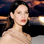 Milena Smit Instagram - Porque la noche de anoche fué.. 💔 Gracias @fotogramas_es por darnos una revista única para el cine y unos premios como los de ayer, llenos de emoción y risas. Querida @acostatoni estuviste maravillosa y nos hiciste vivir un año más momentos preciosos y muy divertidos. Gracias a super @julieta_martialay por la dedicación y entrega absoluta a esta revista y por el discurso tan especial que diste ayer. Enhorabuena a todos los premiados y nominados ❤️ fue un placer poder estar a vuestro lado ✨ Por supuesto no puedo dejar de dar las gracias a @yslbeauty y a todo su equipo por acompañarme siempre 🫂 Y qué haría yo sin mi familia ❤️‍🩹 gracias a todos vosotros por estar en cada detalle y por hacer que entre todos, juntos, sigamos creando cosas increíbles, pero sobretodo por ayudarme y estar SIEMPRE, os quiero muchísimo 🖤 @carlosramoss @joshuawf @rebecatfigueroa @andresgarlujan @_freddyalonso @maaria.ab y a todo @cramtalent Espero que os encante este look tanto como a nosotros hacerlo!! 🌙