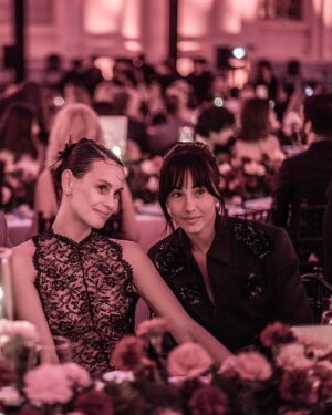 Milena Smit Instagram - Enhorabuena a todxs los premiadxs anoche y gracias @elle_spain y @benedettaelle por ofrecer un espacio seguro donde apoyarnos y admirarnos✨
Querida @aitanax no puedo estar más orgullosa de ti, gracias por tus palabras y por darnos voz a muchas de nosotras. Fue un placer acompañaros y veros brillar como nunca 🫂 @susansarandon @claaragalle 
@isabelmarant @tamara_falco @karsiagascon
@ellenvonunwerth @philippineleroybeaulieu
@arizona_muse  @manoloblahnik y Ángela Molina ❤️‍🩹