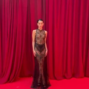 Milena Smit Instagram - Enhorabuena a todxs los premiadxs anoche y gracias @elle_spain y @benedettaelle por ofrecer un espacio seguro donde apoyarnos y admirarnos✨
Querida @aitanax no puedo estar más orgullosa de ti, gracias por tus palabras y por darnos voz a muchas de nosotras. Fue un placer acompañaros y veros brillar como nunca 🫂 @susansarandon @claaragalle 
@isabelmarant @tamara_falco @karsiagascon
@ellenvonunwerth @philippineleroybeaulieu
@arizona_muse  @manoloblahnik y Ángela Molina ❤️‍🩹