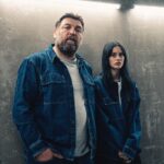 Milena Smit Instagram – El año pasado la vida me regaló esta persona. Muchos lo conocen por su talento, cuando supe que iba a ser mi partner in crime en “El Hoyo 2” no pude sentirme más privilegiada por tener la oportunidad de aprender de un actor al que admiro. Pero la sorpresa fue conocer su persona. Hovik es un padre, un amigo, un compañero, es el que viene a verte al hospital si te operan de 7 vertebras y el que te enseña lecciones de humildad, es alguien que se desvive por cada personaje que interpreta, el que se apunta en su calendario que te llama el 1 de septiembre para preguntarte qué tal la vuelta de las vacaciones. En un momento de cambios en mi vida, de elegir mis amistades y los círculos en los que me muevo es la definición perfecta del tipo de persona que agradeces tener cerca.
Ni siquiera tiene redes sociales y esto probablemente no lo verá, pero no quería que dejarais de perderos el saber cómo es esta persona tan maravillosa 🤍✨
#AbrazaTodoLoQueViene @netflixes ♥️