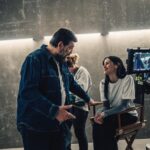 Milena Smit Instagram – El año pasado la vida me regaló esta persona. Muchos lo conocen por su talento, cuando supe que iba a ser mi partner in crime en “El Hoyo 2” no pude sentirme más privilegiada por tener la oportunidad de aprender de un actor al que admiro. Pero la sorpresa fue conocer su persona. Hovik es un padre, un amigo, un compañero, es el que viene a verte al hospital si te operan de 7 vertebras y el que te enseña lecciones de humildad, es alguien que se desvive por cada personaje que interpreta, el que se apunta en su calendario que te llama el 1 de septiembre para preguntarte qué tal la vuelta de las vacaciones. En un momento de cambios en mi vida, de elegir mis amistades y los círculos en los que me muevo es la definición perfecta del tipo de persona que agradeces tener cerca.
Ni siquiera tiene redes sociales y esto probablemente no lo verá, pero no quería que dejarais de perderos el saber cómo es esta persona tan maravillosa 🤍✨
#AbrazaTodoLoQueViene @netflixes ♥️