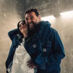 Milena Smit Instagram – El año pasado la vida me regaló esta persona. Muchos lo conocen por su talento, cuando supe que iba a ser mi partner in crime en “El Hoyo 2” no pude sentirme más privilegiada por tener la oportunidad de aprender de un actor al que admiro. Pero la sorpresa fue conocer su persona. Hovik es un padre, un amigo, un compañero, es el que viene a verte al hospital si te operan de 7 vertebras y el que te enseña lecciones de humildad, es alguien que se desvive por cada personaje que interpreta, el que se apunta en su calendario que te llama el 1 de septiembre para preguntarte qué tal la vuelta de las vacaciones. En un momento de cambios en mi vida, de elegir mis amistades y los círculos en los que me muevo es la definición perfecta del tipo de persona que agradeces tener cerca.
Ni siquiera tiene redes sociales y esto probablemente no lo verá, pero no quería que dejarais de perderos el saber cómo es esta persona tan maravillosa 🤍✨
#AbrazaTodoLoQueViene @netflixes ♥️