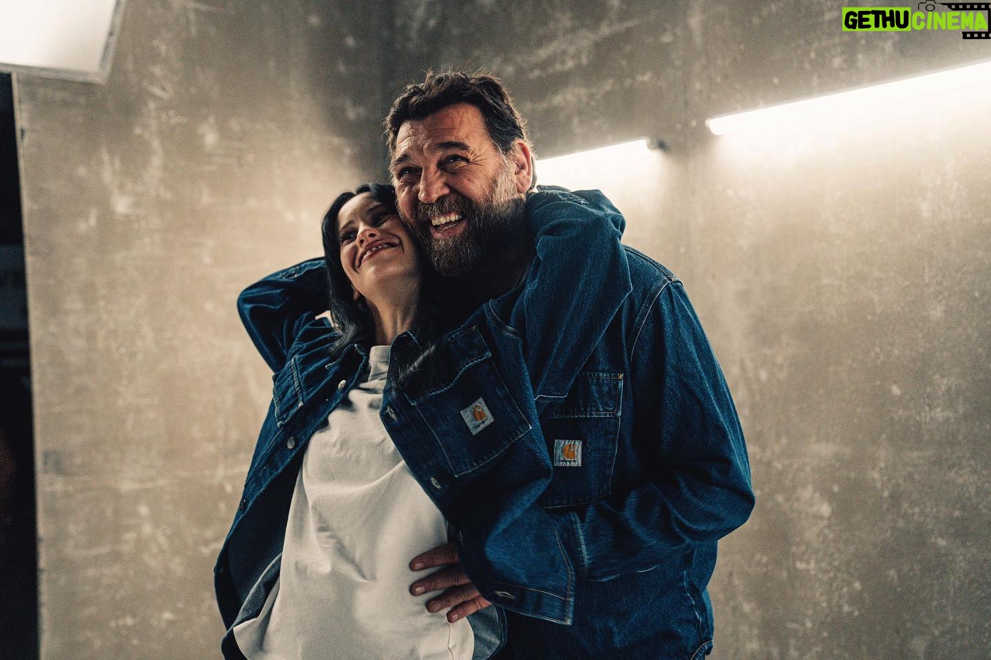 Milena Smit Instagram - El año pasado la vida me regaló esta persona. Muchos lo conocen por su talento, cuando supe que iba a ser mi partner in crime en “El Hoyo 2” no pude sentirme más privilegiada por tener la oportunidad de aprender de un actor al que admiro. Pero la sorpresa fue conocer su persona. Hovik es un padre, un amigo, un compañero, es el que viene a verte al hospital si te operan de 7 vertebras y el que te enseña lecciones de humildad, es alguien que se desvive por cada personaje que interpreta, el que se apunta en su calendario que te llama el 1 de septiembre para preguntarte qué tal la vuelta de las vacaciones. En un momento de cambios en mi vida, de elegir mis amistades y los círculos en los que me muevo es la definición perfecta del tipo de persona que agradeces tener cerca. Ni siquiera tiene redes sociales y esto probablemente no lo verá, pero no quería que dejarais de perderos el saber cómo es esta persona tan maravillosa 🤍✨ #AbrazaTodoLoQueViene @netflixes ♥️