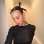 Milena Smit Instagram - Anoche en los @latingrammys @rosalia.vt fue pura magia 🕊️✨ Muchas gracias a @yslbeauty por acompañarme una noche más, fue un placer poder disfrutar de tanto talento 🤍