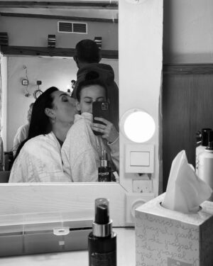 Milena Smit Instagram - La familia que eliges 🤍 el otro día fuimos a cenar y al volver a casa me vinieron muchos recuerdos de lo bien que nos lo pasamos rodando Madres Paralelas, esa película me regaló mucho a nivel profesional pero sobretodo me dio una familia preciosa que a día de hoy valoro y disfruto como una enana ✨
