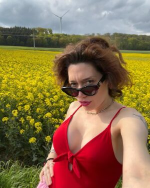 Militta Bora Instagram - Ya Vieron ABRAZADO A LAS ESTRELLAS en vivo?? 
Link en bio🥰😎 
1. En los campos de Alemania
2. En los campos de Alemania
3. Madrugando En el Parque de diversiones un domingo casi sin dormir🥹
4.Milano
5. Noordwijk 
6. Acompaño a mi marido a la oficina
7..8 .9 lo mismo
10. Cansada en BASEL