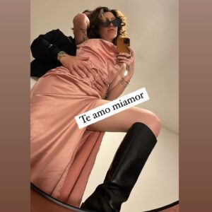 Militta Bora Instagram - Te amo mi amor de las tres existencias. Mi Rhett Butler Gracias Vida gracias universo gracias a las estrellas por nuestra familia por encontrarnos Día tras día semana tras semana mes tras mes juntos como dice nuestra canción de Al Green , whether times are good or bad or happy or sad! NMRK 🙏🏻🇳🇱🇦🇷