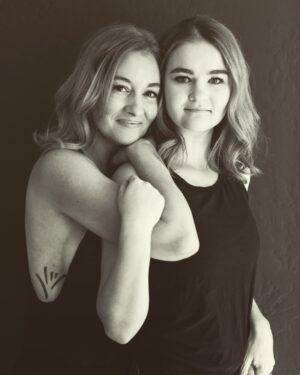 Millicent Simmonds Instagram - Please read🙂 I get so many messages from Deaf kids saying how lucky I am that my family learned sign, and how alone they feel. This breaks my heart and shouldn’t happen. I still can’t communicate with family that never learned and that’s their decision. It’s ok. I’m still considered one of the lucky ones because my parents, siblings and a few other family members have learned my language. If you have a Deaf family member or child, PLEASE learn #asl it’s a beautiful language. Contact the deaf center in your state and a lot of them have free classes. Communication is so important! Please share 🤟🏻🤟🏻#signlanguage